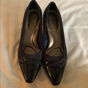 Amelia Grace Navy with Black Pointed Pumps